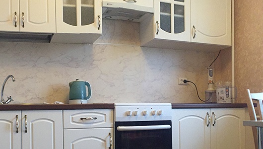Белая кухня с мраморной столешницей