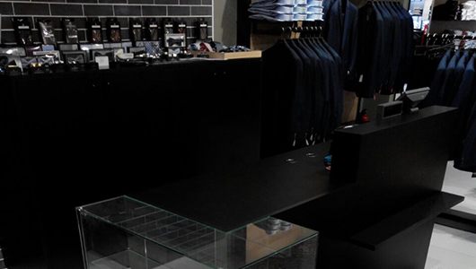 Торговые прилавки из стекла в магазин одежды