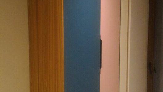 Шкафы с цветными стенками